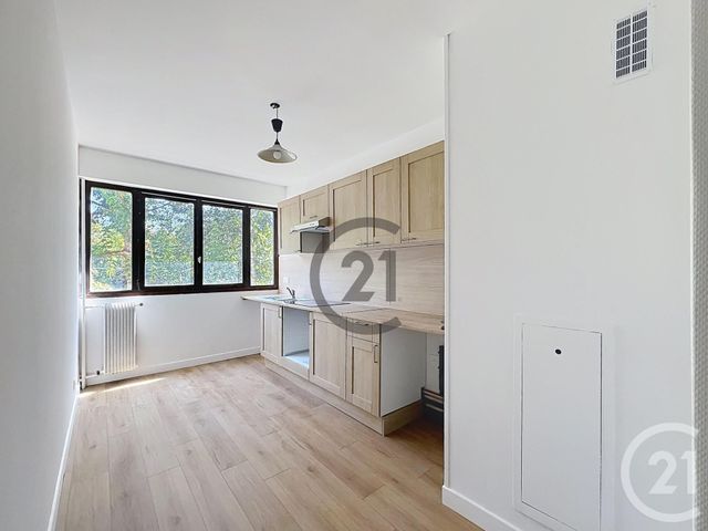 Appartement F4 &agrave; louer - 4 pi&egrave;ces - 120 m2 - Vaux Le Penil - 77 - ILE-DE-FRANCE