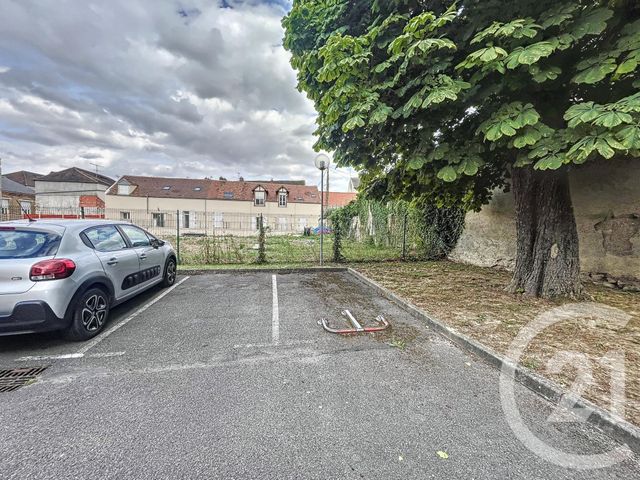 Parking à louer - 10 m2 - Montereau Fault Yonne - 77 - ILE-DE-FRANCE