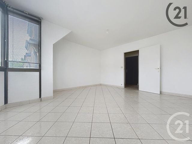 Afficher la photo en grand Appartement F3 à vendre - 3 pièces - 84 m2 - Montereau Fault Yonne - 77 - ILE-DE-FRANCE