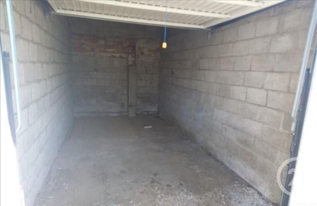 Afficher la photo en grand Parking à louer - 12 m2 - Montereau Fault Yonne - 77 - ILE-DE-FRANCE