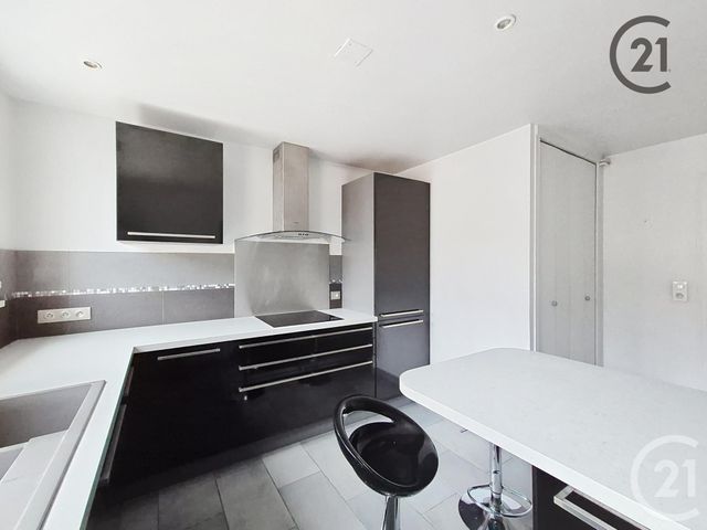 Appartement F4 à louer - 4 pièces - 102 m2 - Montereau Fault Yonne - 77 - ILE-DE-FRANCE