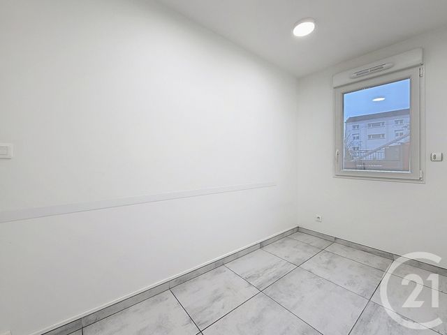 Appartement Local &agrave; louer - 3 pi&egrave;ces - 99 m2 - La Chapelle St Luc - 10 - CHAMPAGNE-ARDENNE