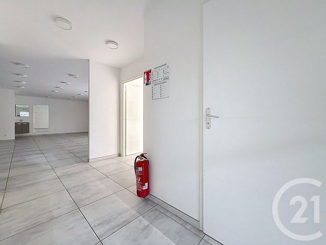 Appartement Local &agrave; louer - 3 pi&egrave;ces - 99 m2 - La Chapelle St Luc - 10 - CHAMPAGNE-ARDENNE