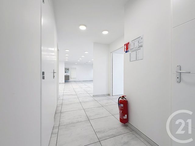 Appartement Local &agrave; louer - 3 pi&egrave;ces - 99 m2 - La Chapelle St Luc - 10 - CHAMPAGNE-ARDENNE