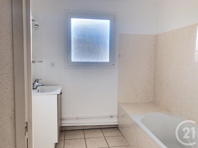 Appartement F3 &agrave; louer - 3 pi&egrave;ces - 65,10 m2 - Ste Savine - 10 - CHAMPAGNE-ARDENNE