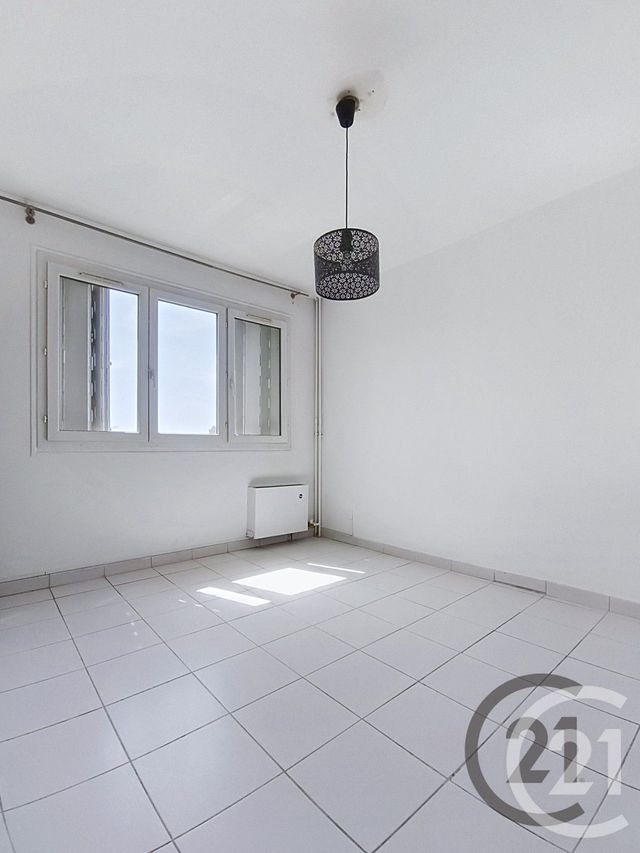 Appartement F2 &agrave; louer - 2 pi&egrave;ces - 46 m2 - St Julien Les Villas - 10 - CHAMPAGNE-ARDENNE