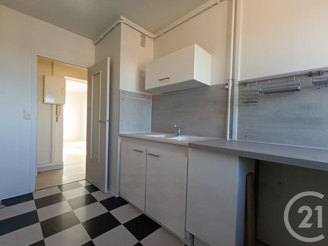 Appartement &agrave; louer - 4 pi&egrave;ces - 68 m2 - La Chapelle St Luc - 10 - CHAMPAGNE-ARDENNE