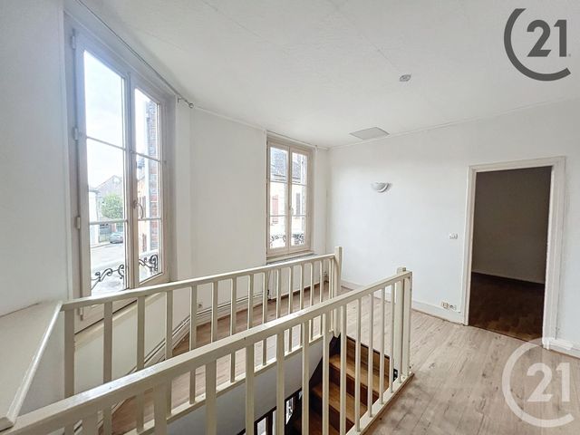 Appartement F3 &agrave; louer - 3 pi&egrave;ces - 76,10 m2 - Villeneuve Sur Yonne - 89 - BOURGOGNE